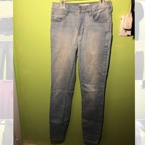 Light wash skinny jean